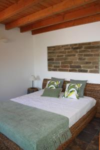 阿尔莫多瓦Corvatos Casas do Monte的砖墙房间的一个床位