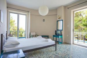 科尔夫斯Hotel Korfos - Ξενοδοχείο Κόρφος Renovated的一间带床和阳台的大卧室