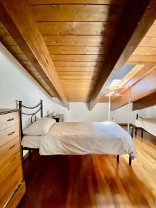 卡普拉科塔Duplex nuovo e grazioso的一间卧室设有一张木天花板床。