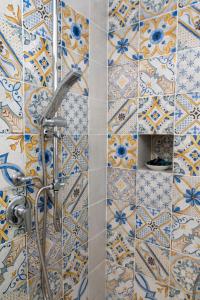 卡普里Casa Rubina的浴室设有蓝色和白色瓷砖淋浴。