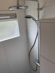 劳雷尔苏格Lauwersmeer 120的浴室内配有淋浴和头顶淋浴