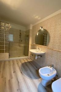 阿维利亚纳Novecento Charming Room的浴室配有卫生间、盥洗盆和淋浴。