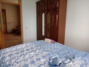 VardenisMonaVard的一间卧室配有一张带蓝色棉被的床