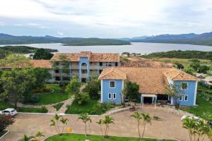 里奥迪孔塔斯Granville Eco Resort的享有湖景别墅的空中景致