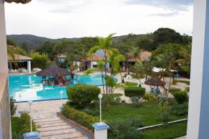 里奥迪孔塔斯Granville Eco Resort的享有度假村游泳池的景致