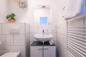 伍珀塔尔Apartments an der Universität的白色的浴室设有水槽和卫生间。