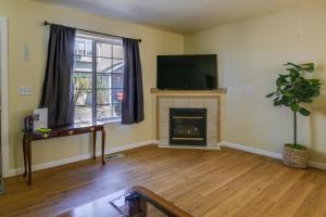 波特兰Portland Vacation Rental with Fireplace - Near Parks的客厅设有壁炉和平面电视。
