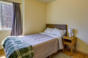 波特兰Portland Vacation Rental with Fireplace - Near Parks的一间小卧室,配有床和窗户