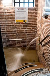 派帕Hotel Hacienda El Salitre的水喷泉在有水管的房间里