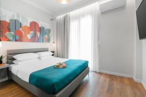 塞萨洛尼基Harmony Sea View Apartment的一间卧室配有一张带蓝色毯子的大床