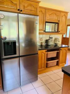 斯尼姆Grace's Landing的厨房配有不锈钢冰箱和木制橱柜