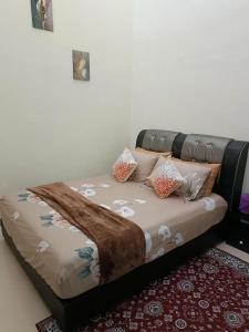 日得拉Adempuri Homestay 3的一张床上的枕头