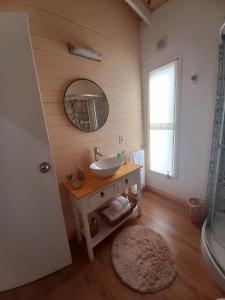 卡梅隆Las Igoa的浴室设有水槽和墙上的镜子