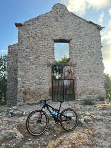 ZarraCasa rural El encanto的停在石头建筑前面的自行车