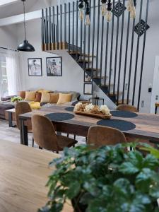DrusenheimGite & Spa Au pommier fleuri et son "Appart" indépendant的一间带桌椅的客厅和楼梯