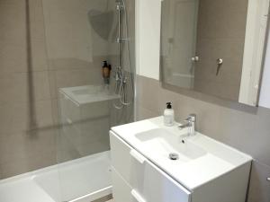 巴塞罗那法布里吉奥佩蒂特旅馆的白色的浴室设有水槽和淋浴。
