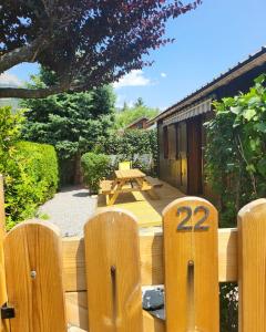 巴斯洛内特Petit chalet 40 m2 en Ubaye BARCELONNETTE的后院的木甲板上设有野餐桌