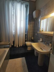 上阿尔比索拉阿尔比索拉住宿加早餐旅馆的浴室配有盥洗盆、卫生间和浴缸。