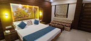 阿格拉Hotel Jigyasa By Mayda Hospitality Pvt. Ltd.的一间卧室配有一张床和长凳