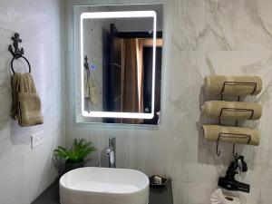 佩尼亚斯科港Urban Hotel Ancla Suite 10 - 3 Bedroom 2 Bathroom的浴室设有白色的卫生间和镜子