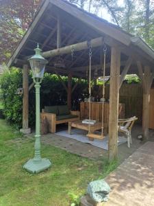 RijsbergenBoomhut的木凉棚,带长凳和桌子