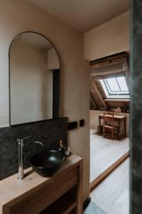 奥德纳尔德B@B Martinushoeve的一间带水槽和镜子的浴室
