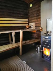 罗瓦涅米Lysti Cottage by the lake and magical countryside的厨房配有木凳和炉灶。