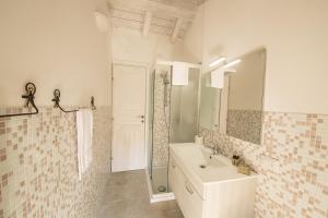 梅罗内兰布罗里沃住宿加早餐旅馆的白色的浴室设有水槽和镜子