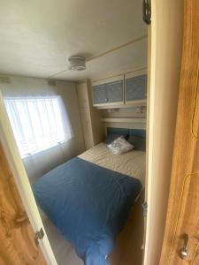 亚斯塔尔尼亚Dulczetto Camp的一间小卧室,配有床和窗户
