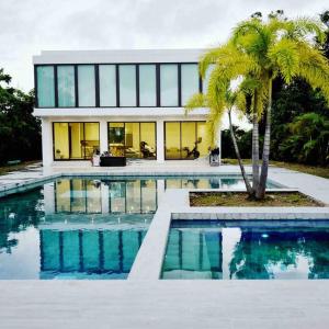 多拉多Ultimate Beach Getaway, Luxury villa in Ritz-Carlton, Dorado 5 mins to Beach的大楼前带游泳池的房子