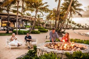 多拉多Ultimate Beach Getaway, Luxury villa in Ritz-Carlton, Dorado 5 mins to Beach的一群人坐在度假村的火坑周围