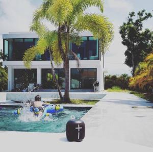 多拉多Ultimate Beach Getaway, Luxury villa in Ritz-Carlton, Dorado 5 mins to Beach的住在房子里游泳池里的人