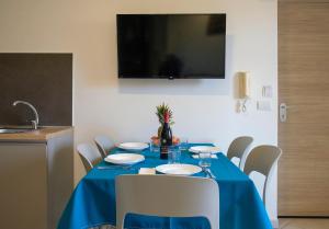 卡普多兰多Magico Apartments - 450m dalla spiaggia的一张带蓝桌布和一瓶葡萄酒的桌子