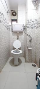 孟买Hotel Janata的一间带卫生间和淋浴的小浴室