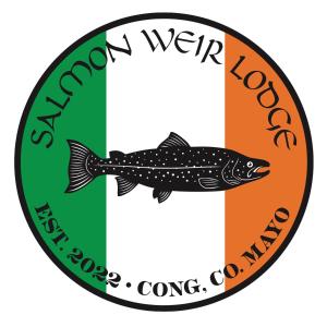 康镇Salmon Weir Lodge的一条带有鱼的标签和快乐的织布者