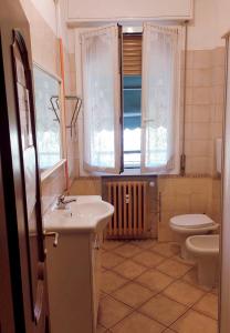 摩德纳Euro House的一间带水槽和卫生间的浴室以及窗户。