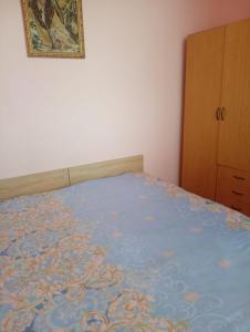 埃里温City Center Cozy Apartment Tigran Mets的一间卧室配有一张带蓝色毯子的床