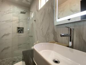 佩尼亚斯科港Ancla Suite 9 - Urban Hotel的白色的浴室设有水槽和淋浴。