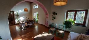 蒂尔卡拉Casa Santa Lucia的客厅设有拱门、桌子和椅子