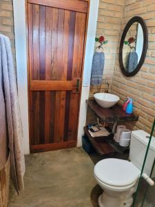圣托梅-达斯莱特拉斯Chalés Bela Vista的一间带卫生间和水槽的浴室