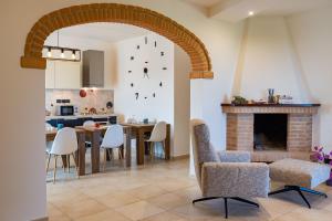耶西B&B La Figuretta的厨房以及带桌子和壁炉的用餐室。