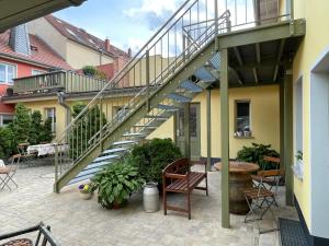 赖因斯贝格Goldener Anker, verschiedene gemütliche Ferienwohnungen的一个带楼梯和桌椅的庭院