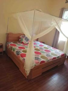 布琼布拉Kajaga Tanganyika的一张带天蓬的床