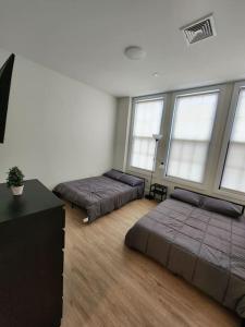 联城Close to NYC, 10 Guest, Luxurious 3Bedroom Apartment的带窗户的客房内的两张床