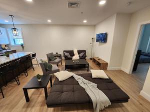 联城Close to NYC, 10 Guest, Luxurious 3Bedroom Apartment的客厅配有沙发和桌子