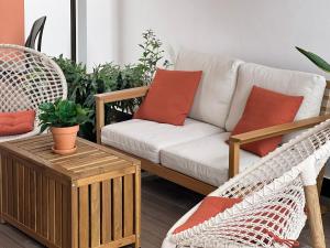 丰沙尔Madeira Breeze的带沙发和藤椅的客厅