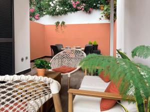 丰沙尔Madeira Breeze的配有桌椅和植物的房间