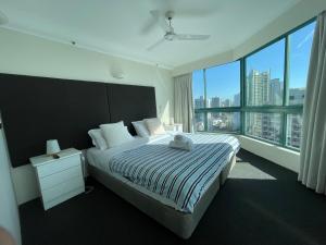黄金海岸Crown Towers的一间卧室设有一张大床和一个大窗户