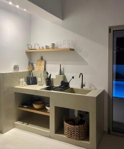斯基罗斯岛Casa di Amerissa Premium Accommodation的厨房配有水槽和台面
