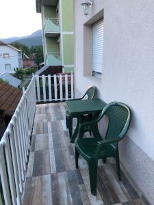 索科矿泉村MELITTA Apartments的阳台配有绿色桌椅